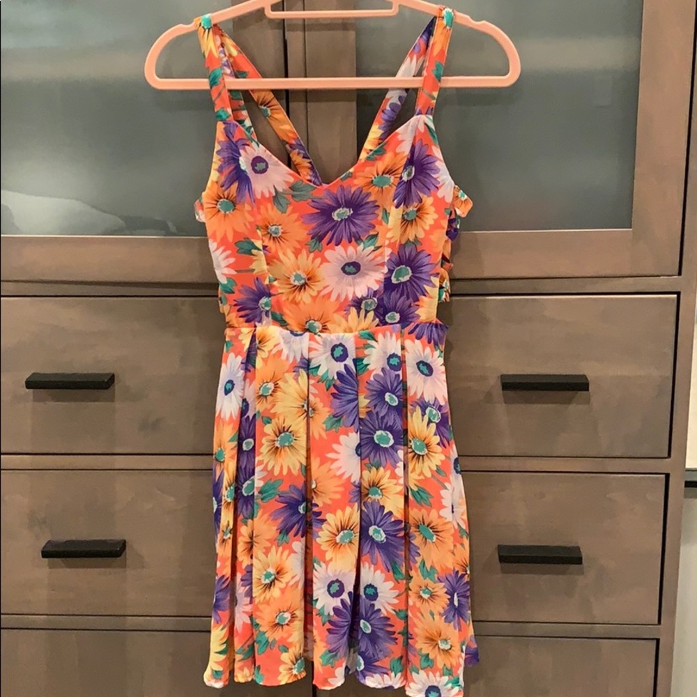 Akira floral side cross cross dress - size small